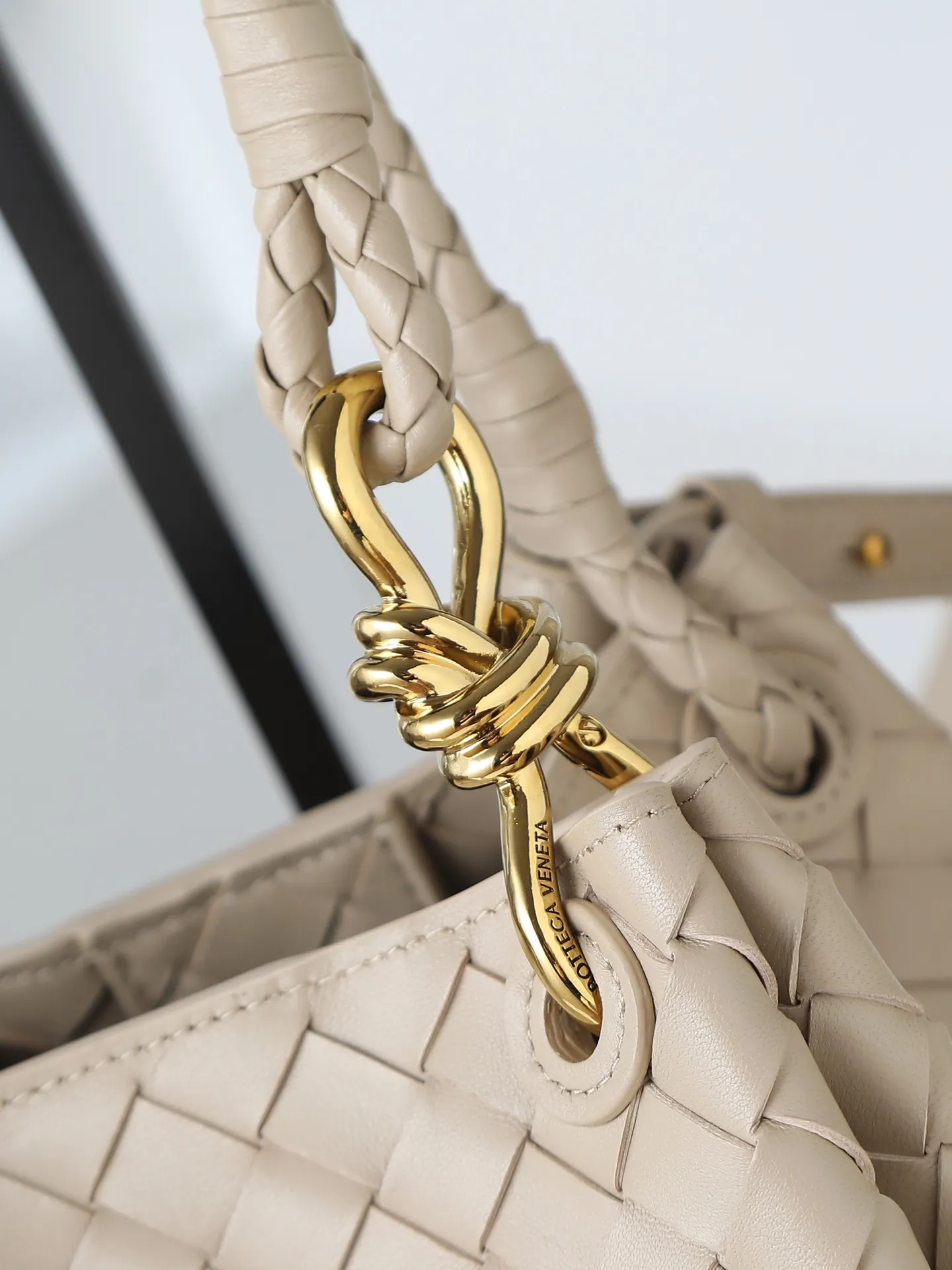 1250. Home B has a new product! Andiamo combines archive parachute handbags to inherit retro elements and integrate modern trends. The same style as Shu Qi's Night in Beijing. It is a continuation of the classic bag. It has three functions: hand carry, shoulder and cross-body. It is embellished with metal brass knot buckles. It is small and has an amazing capacity. It can easily hold all kinds of daily necessities with a box, sunglasses, small bottle, water powder, charger, and the upper body is versatile. Style number: 796569 Size: 21*17*16.5cm
